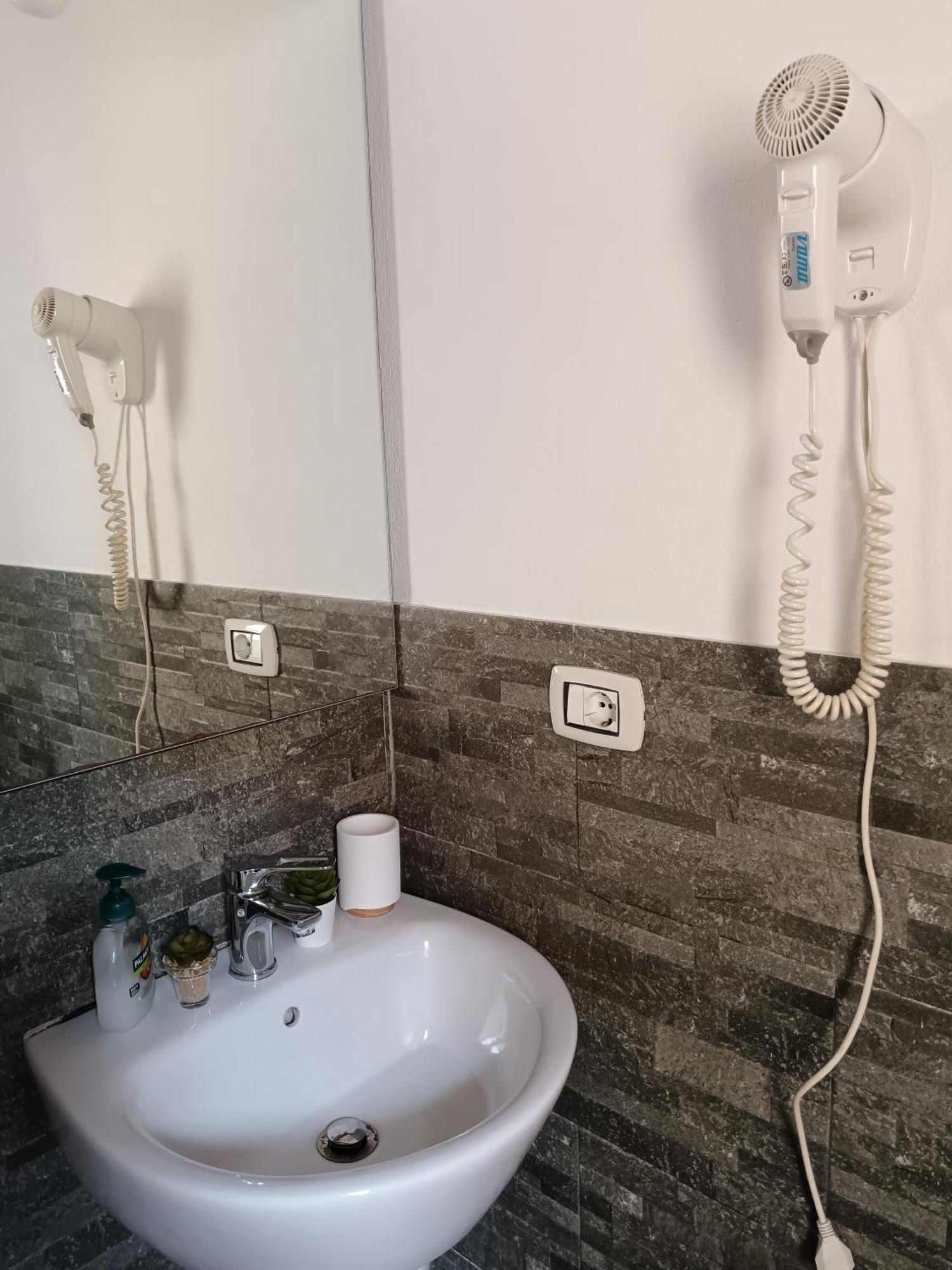 Appartamento Con Terrazzo Privato E Netflix Cagliari Exterior foto